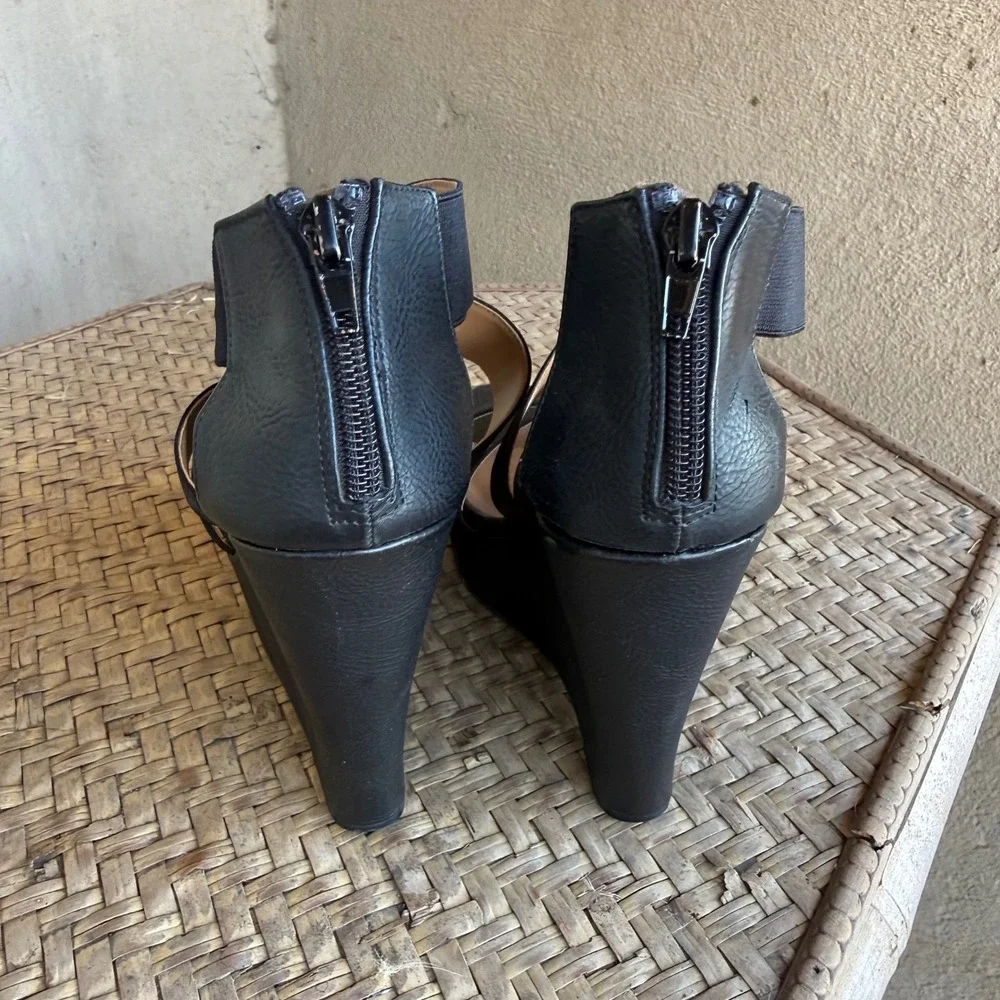 Chinese Laundry Womens Black Strappy Platform Wedge Sandals Size 6M Rear Zip